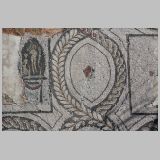 1560 ostia - regio i - insula iv - casa di bacco fanciullo (i,iv,3) - mosaik im hof - detail mitte oben.jpg